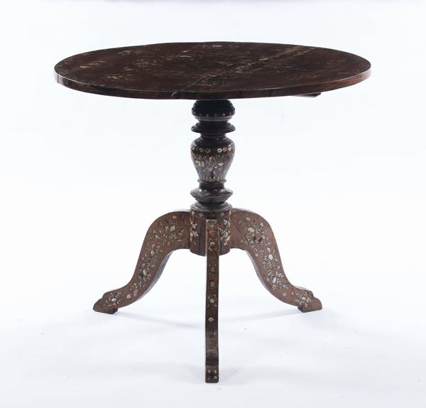 Tavolo a vela intarsiato in ottone e madreperla, XIX secolo