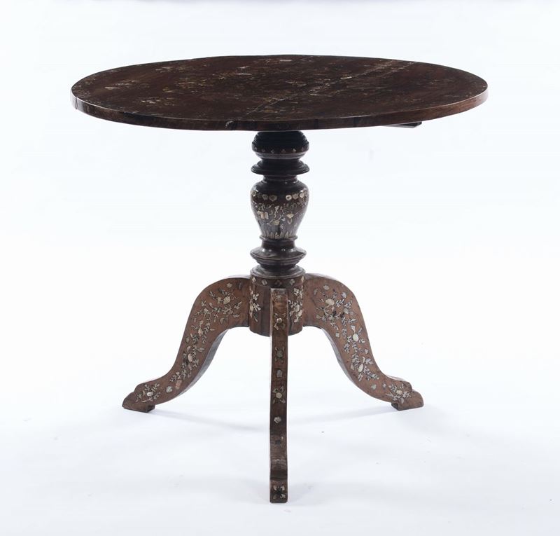 Tavolo a vela intarsiato in ottone e madreperla, XIX secolo  - Auction Furnishings and Works of Art from Important Private Collections - Cambi Casa d'Aste