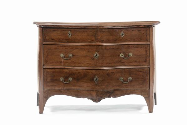 Comò interamente lastronato in noce, XVIII secolo