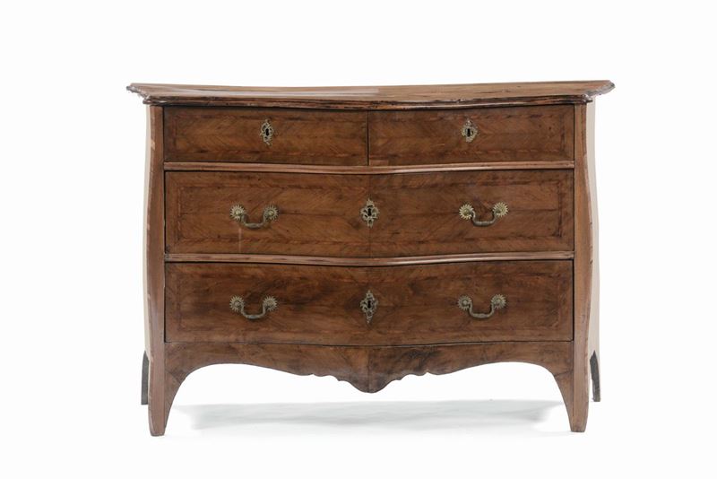 Comò interamente lastronato in noce, XVIII secolo  - Auction Furnishings and Works of Art from Important Private Collections - Cambi Casa d'Aste