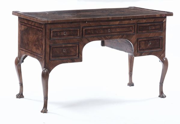 Scrivania da centro lastronata e filettata