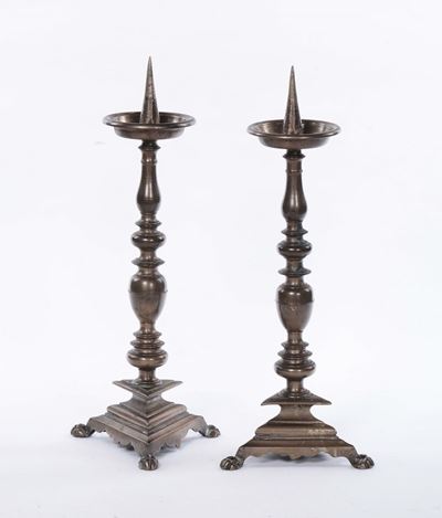 Coppia di Candelieri in Bronzo Dorato con Base Tripode, XVIII Secolo