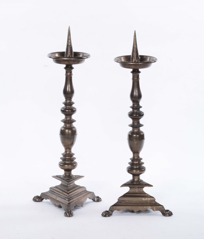 Coppia di candelieri in bronzo dorato con base tripode, XVIII secolo  - Asta Arredi e Oggetti d'Arte da Importanti Collezioni Private - Cambi Casa d'Aste