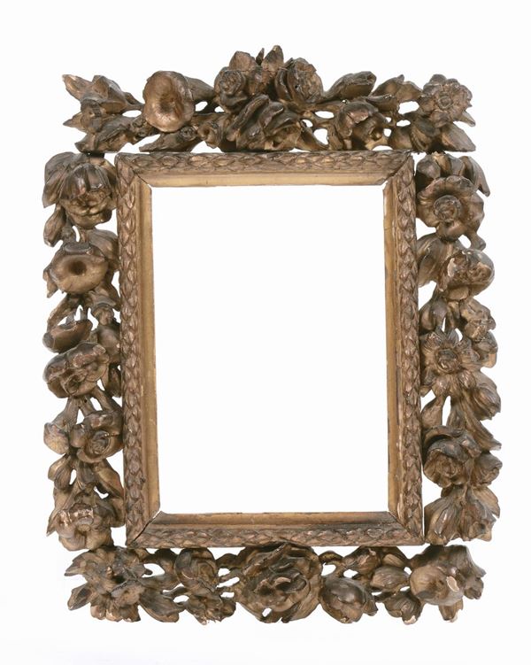 Cornicetta in legno intagliato a motivi vegetali e floreali, XVIII secolo