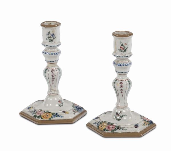 Coppia di candelieri in maiolica con decoro policromo,  Bassano fine XVIII secolo