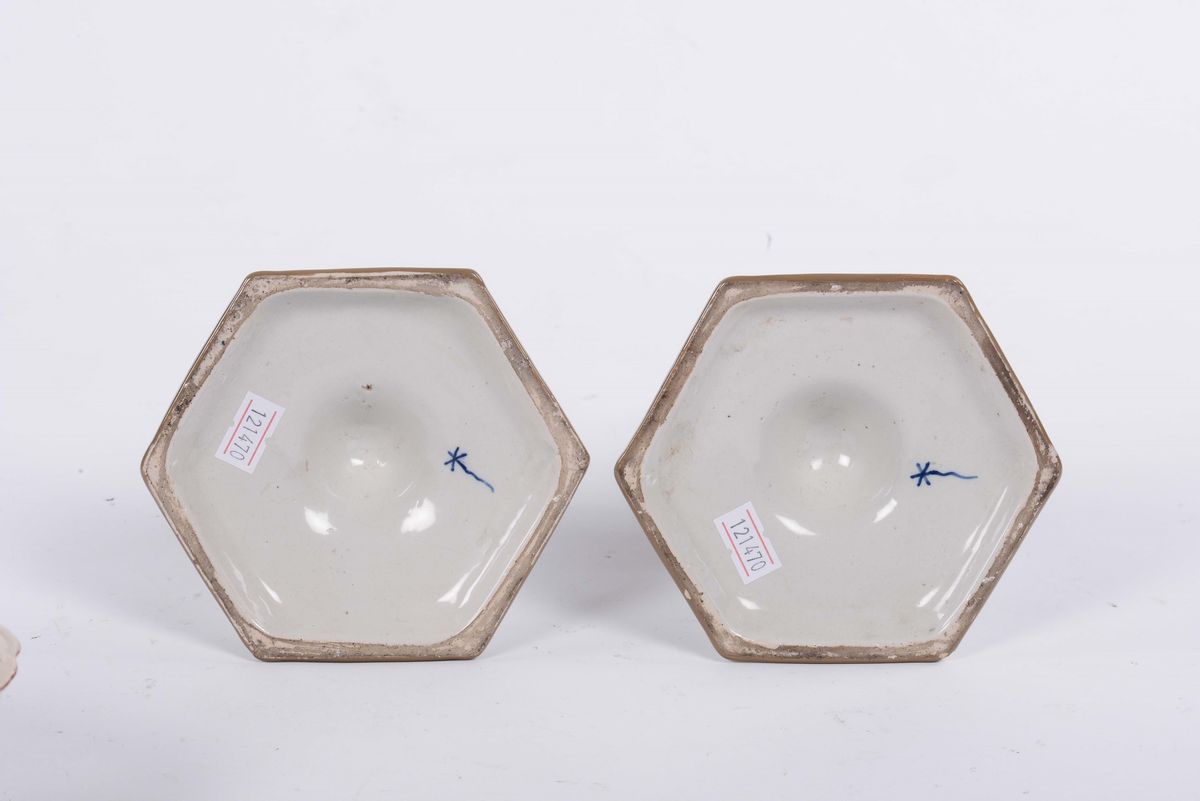 Coppia di Candelieri in Maiolica con Decoro Policromo, Bassano Fine XVIII Secolo