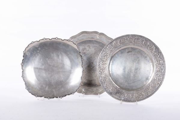 Lotto di tre piatti differenti in argento