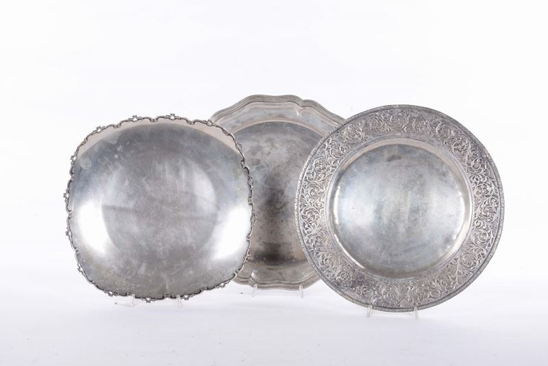 Lotto di tre piatti differenti in argento  - Asta Arredi e Oggetti d'Arte da Importanti Collezioni Private - Cambi Casa d'Aste