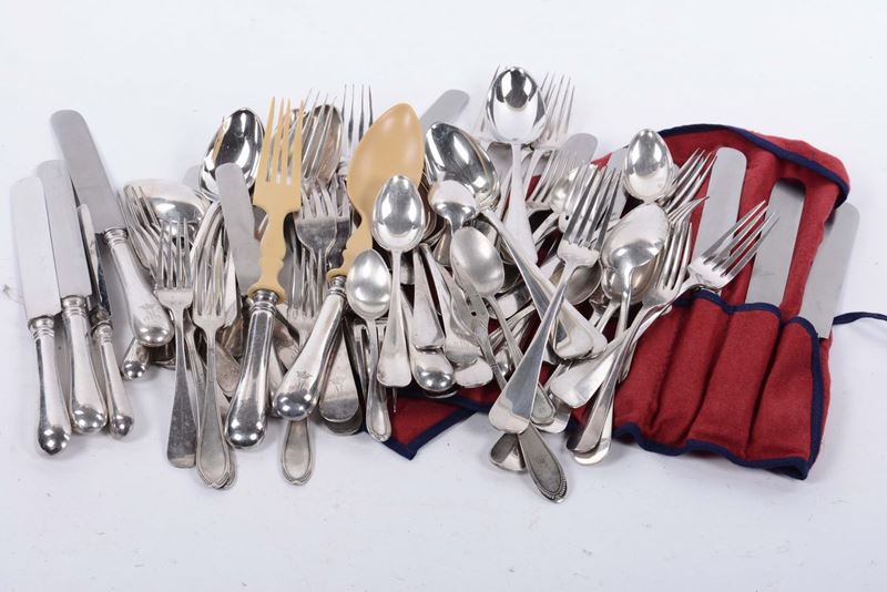 Servizio di posate in argento incompleto  - Asta Arredi e Oggetti d'Arte da Importanti Collezioni Private - Cambi Casa d'Aste