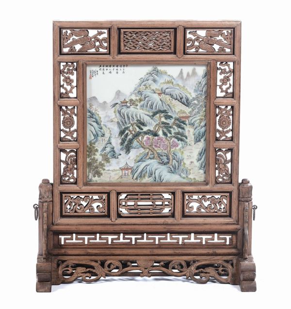 Placca in porcellana policroma raffigurante paesaggio orientale entro teca in legno intagliato, Cina, Repubblica, XX secolo