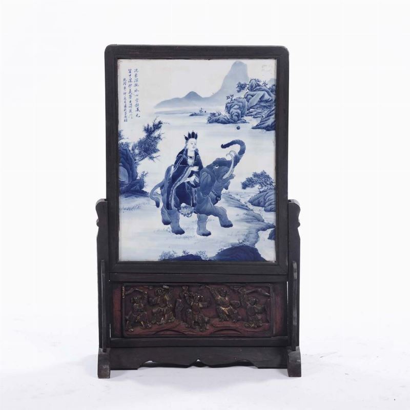 Paravento da tavolo con placca in porcellana bianca e blu raffigurante Guanyin sopra elefante ed iscrizione, Cina, inizio XX secolo  - Asta Arte Orientale | Virtual - Cambi Casa d'Aste