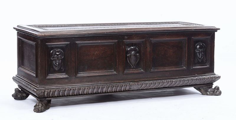 Cassapanca in noce intagliato, Siena XVII secolo  - Auction Furnishings and Works of Art from Important Private Collections - Cambi Casa d'Aste