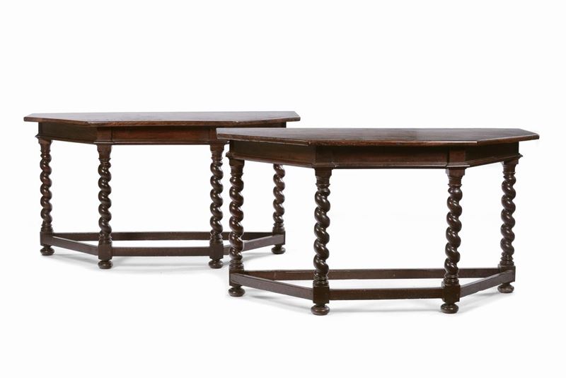 Coppia di mezzi tavoli in noce con gambe a torciglione, Toscana XVII secolo  - Auction Furnishings and Works of Art from Important Private Collections - Cambi Casa d'Aste