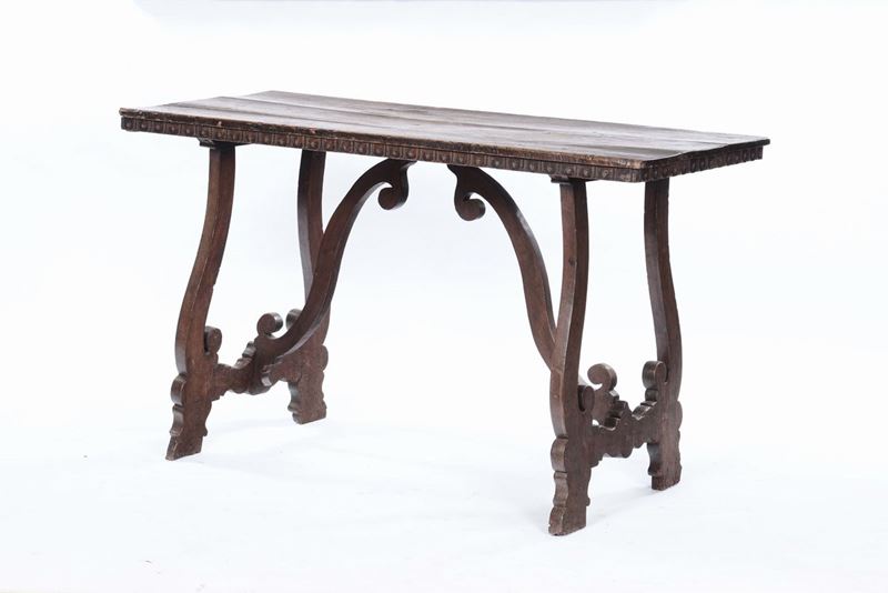 Tavolo in noce con gambe a lira, XVIII secolo  - Asta Arredi e Oggetti d'Arte da Importanti Collezioni Private - Cambi Casa d'Aste