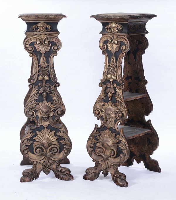 Coppia di mensoloni in legno intagliato e laccato, XIX secolo