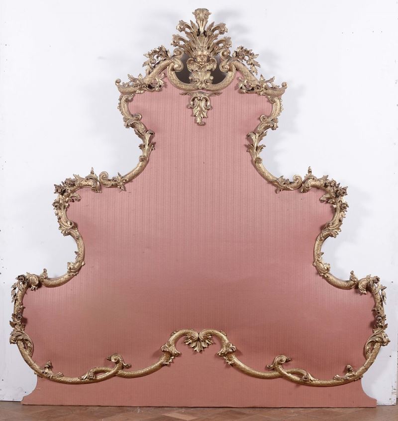 Testiera in legno intagliato e dorata, XVIII secolo  - Asta Arredi e Oggetti d'Arte da Importanti Collezioni Private - Cambi Casa d'Aste