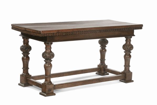 Tavolo in noce con gambe a boccia, XVIII secolo