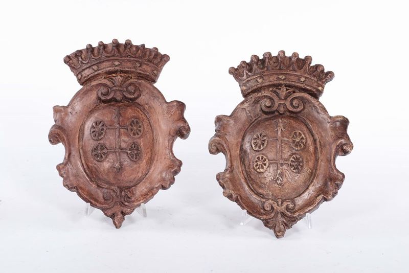 Coppia di stemmi in terracotta  - Asta Arredi e Oggetti d'Arte da Importanti Collezioni Private - Cambi Casa d'Aste