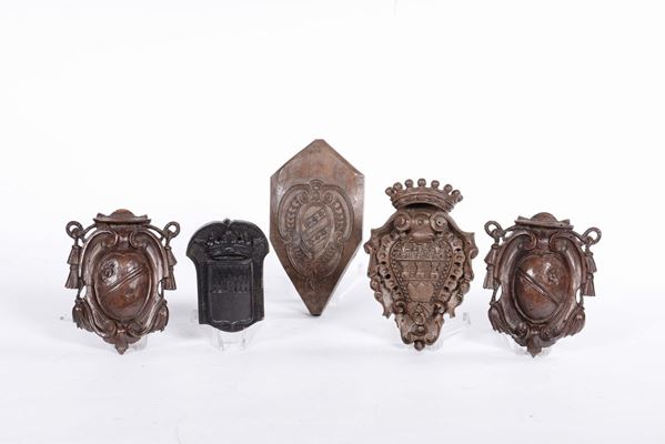 Cinque piccoli stemmi in legno intagliato, XVIII secolo