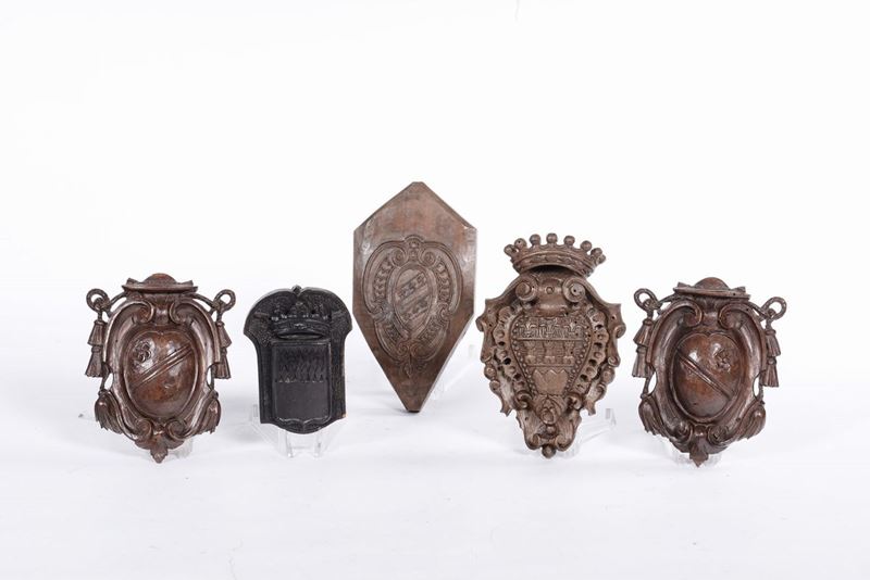 Cinque piccoli stemmi in legno intagliato, XVIII secolo  - Asta Arredi e Oggetti d'Arte da Importanti Collezioni Private - Cambi Casa d'Aste