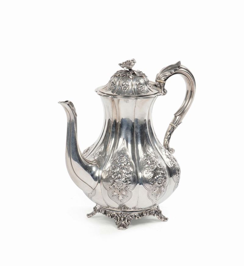 Caffettiera in argento fuso e sbalzato, Londra 1879  - Auction Silvers and Jewels - Cambi Casa d'Aste