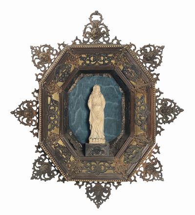 Sculturina in Avorio Scolpito Entro Cornice Fiorentina in Bronzo Dorato del XIX Secolo