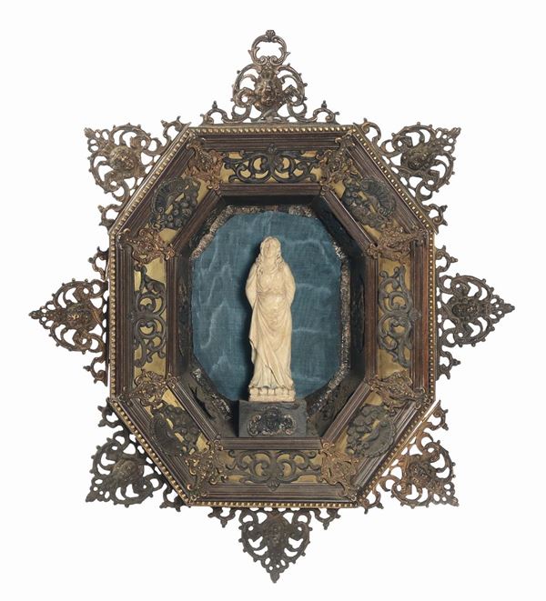 Sculturina in avorio scolpito entro cornice fiorentina in bronzo dorato del XIX secolo
