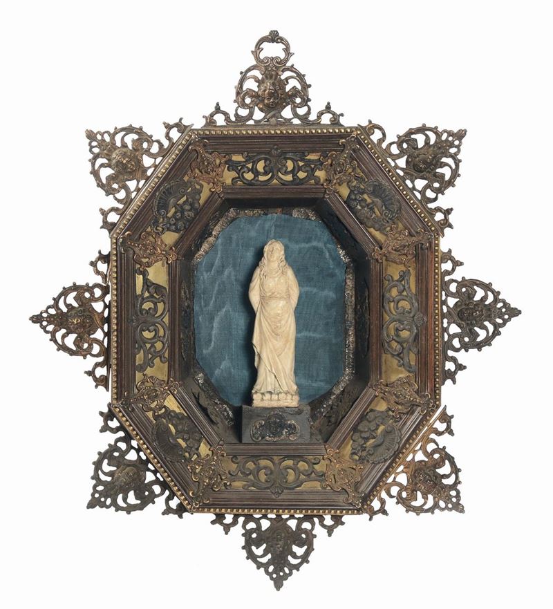 Sculturina in avorio scolpito entro cornice fiorentina in bronzo dorato del XIX secolo  - Asta Antiquariato e Dipinti Antichi - Cambi Casa d'Aste