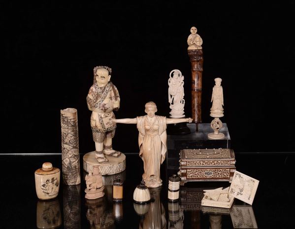 Collezione di tredici oggetti in avorio, XIX secolo