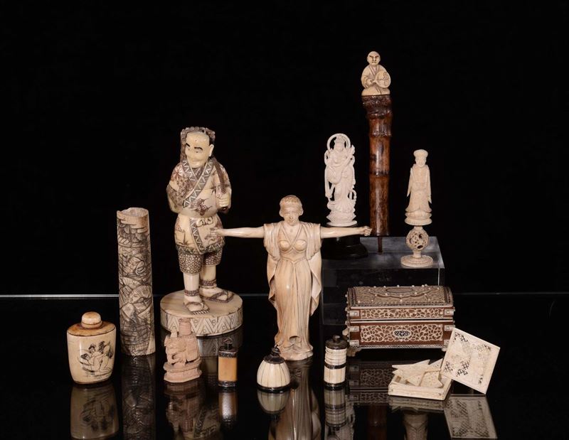 Collezione di tredici oggetti in avorio, XIX secolo  - Asta Chinese Works of Art - Cambi Casa d'Aste