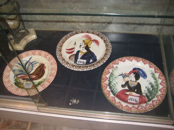 Lotto di tre piatti diversi in porcellana, Mondovì
