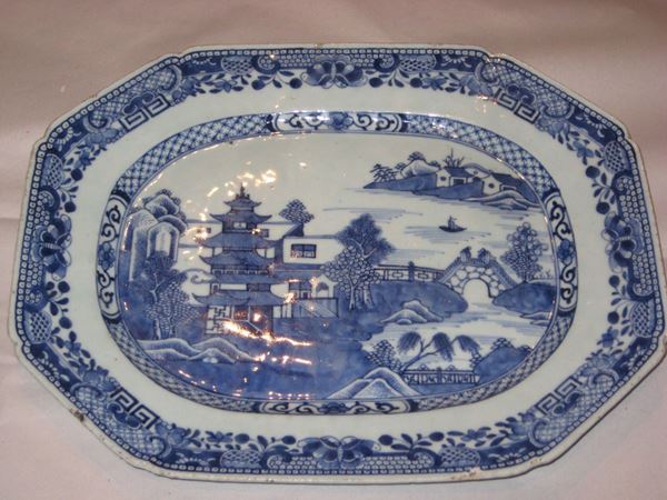 Piatto da portata in ceramica bianca e blu, Cina fine XVIII secolo