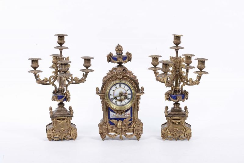 Trittico composto da coppia di candelieri e orologio, prima metà XX secolo  - Asta Arredi e Oggetti d'Arte da Importanti Collezioni Private - Cambi Casa d'Aste