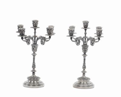 Coppia di Candelieri a Cinque Luci in Stile in Argento Fuso e Sbalzato, Italia XX Secolo