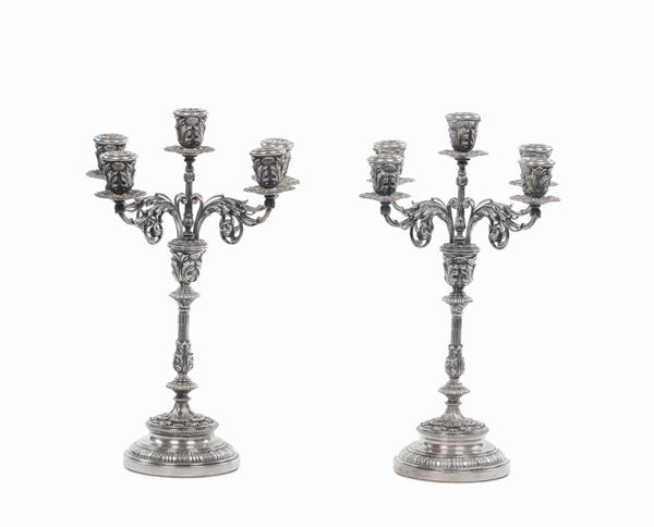 Coppia di candelieri a cinque luci in stile in argento fuso e sbalzato, Italia XX secolo