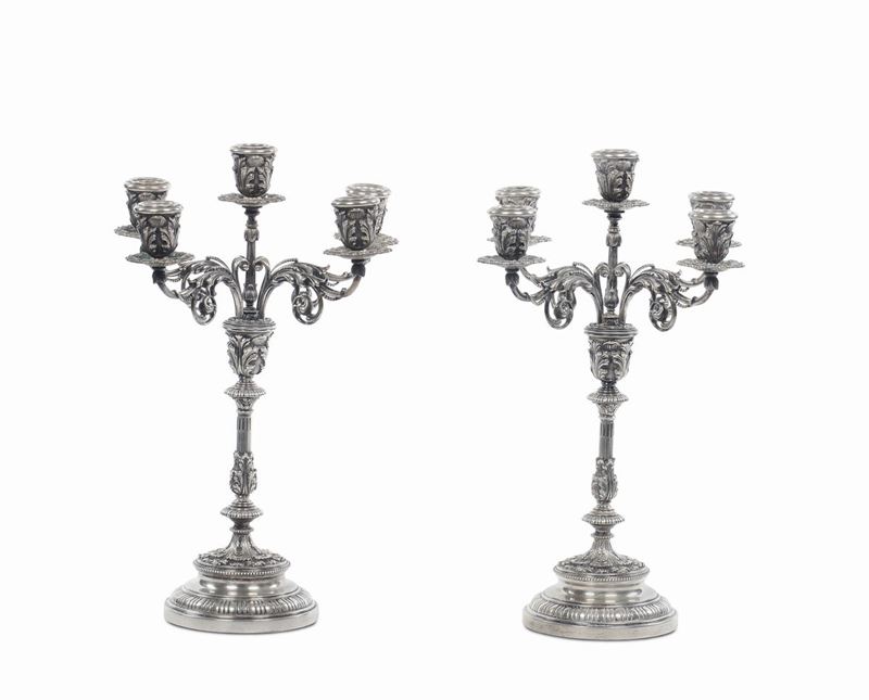 Coppia di candelieri a cinque luci in stile in argento fuso e sbalzato, Italia XX secolo  - Auction Silvers and Jewels - Cambi Casa d'Aste