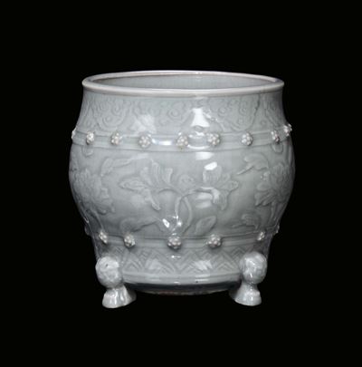 Incensiere in Porcellana Celadon a Decoro Inciso Floreale e con Rilievi, Cina Dinastia Ming, Fine...
