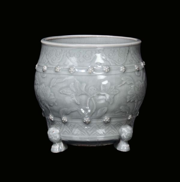 Incensiere in porcellana Celadon a decoro inciso floreale e con rilievi, Cina Dinastia Ming, fine XVII secolo