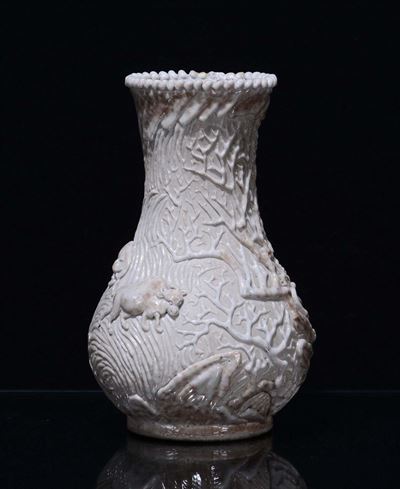 Vaso in Porcellana con Decorazione a Rilievo, Cina, XX Secolo