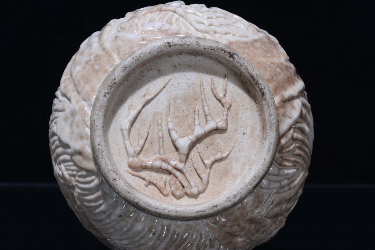 Vaso in Porcellana con Decorazione a Rilievo, Cina, XX Secolo