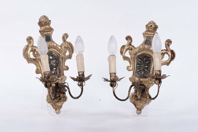 Coppia di Appliques a Due Luci in Legno Intagliato e Dorato
