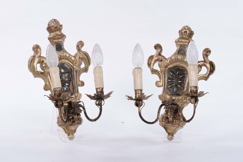 Coppia di appliques a due luci in legno intagliato e dorato  - Asta Arredi e Oggetti d'Arte da Importanti Collezioni Private - Cambi Casa d'Aste