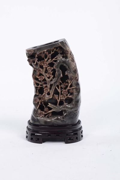 Vaso in Corno Traforato e Scolpito