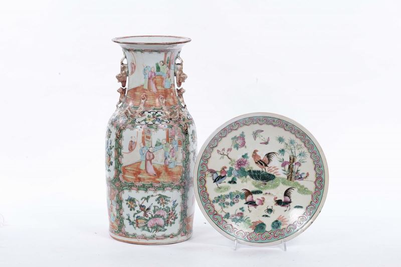 Piatto e vaso in porcellana, Cina  - Auction Furnishings and Works of Art from Important Private Collections - Cambi Casa d'Aste