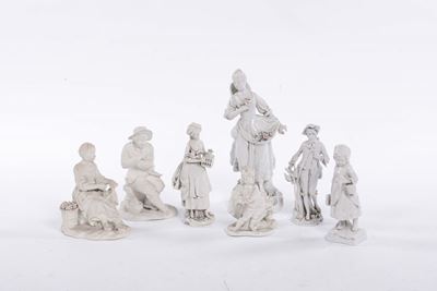 Gruppo di Sette Statuine in Porcellana Bianca