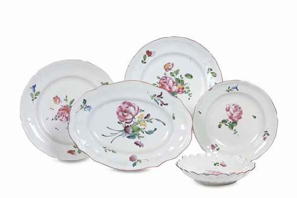 Gruppo di piatti in porcellana con decoro alla rosa, Francia fine XVIII secolo