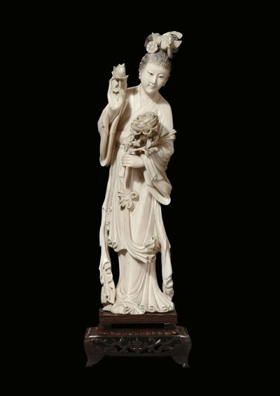 Statuina in Avorio Raffigurante Geisha, Cina
