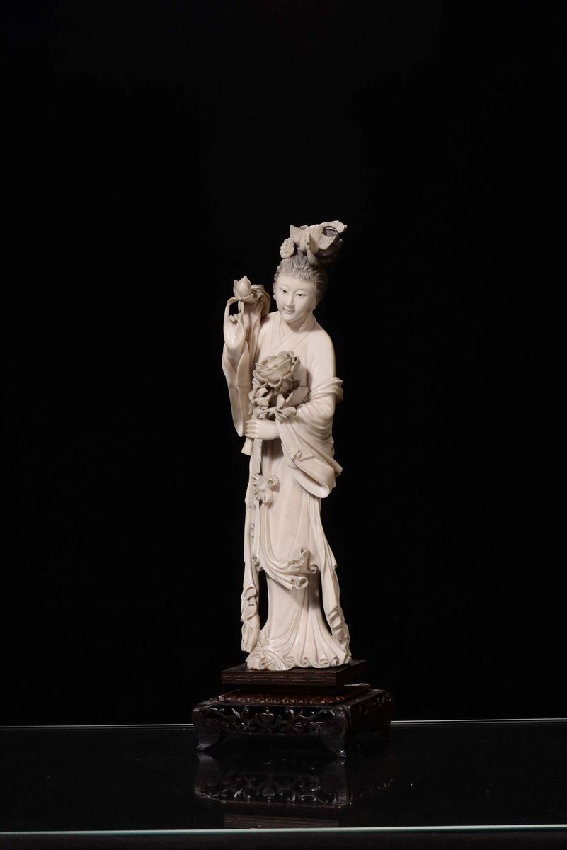 Statuina in Avorio Raffigurante Geisha, Cina