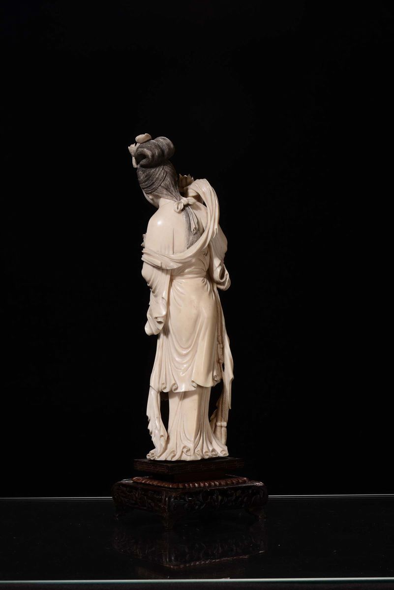 Statuina in Avorio Raffigurante Geisha, Cina