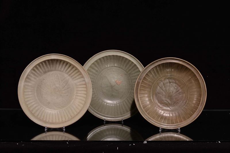 Tre piatti Celadon, Cina, fine XIX secolo  - Asta Chinese Works of Art - Cambi Casa d'Aste
